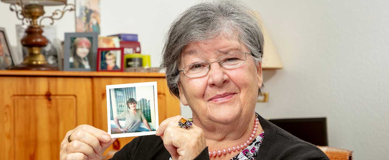 Ältere Dame zeigt ein Bild von sich als junge Frau